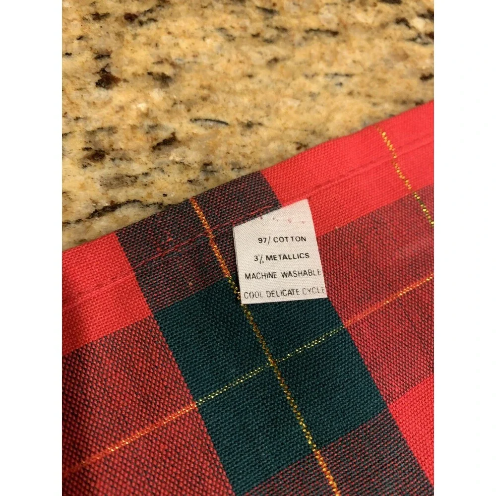 Red and green plaid W Gold Thread 97% cotton napkins 18x18 “ Unused NWOT